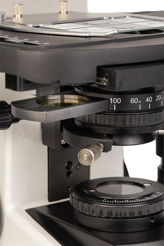 Microscópio Biológico Binocular Planacromático Infinito ICS (SISTEMA DE CORREÇÃO INFINITA) com Aumento de 40x a 1.600x e Iluminação de 5W