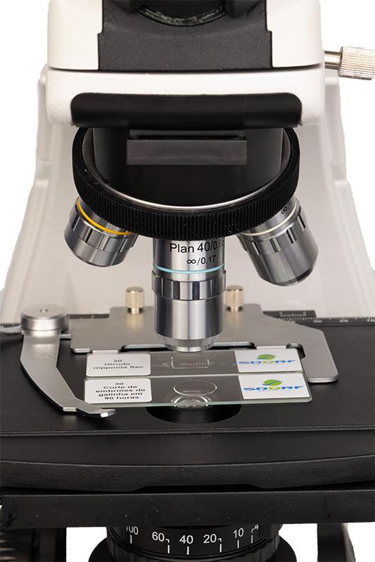 Microscópio Biológico Binocular Planacromático Infinito ICS (SISTEMA DE CORREÇÃO INFINITA) com Aumento de 40x a 1.600x e Iluminação de 5W